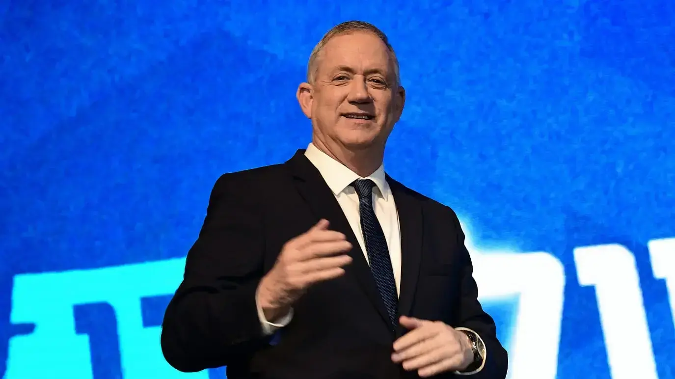 יו"ר כחול לבן, בני גנץ במהלך נאומו במטה המפלגה בתל אביב לאחר תוצאות המדגם 3 במרץ 2020
