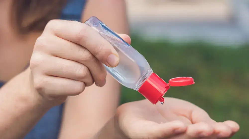 נוזל לניקוי וחיטוי הידיים בבקבוק קטן