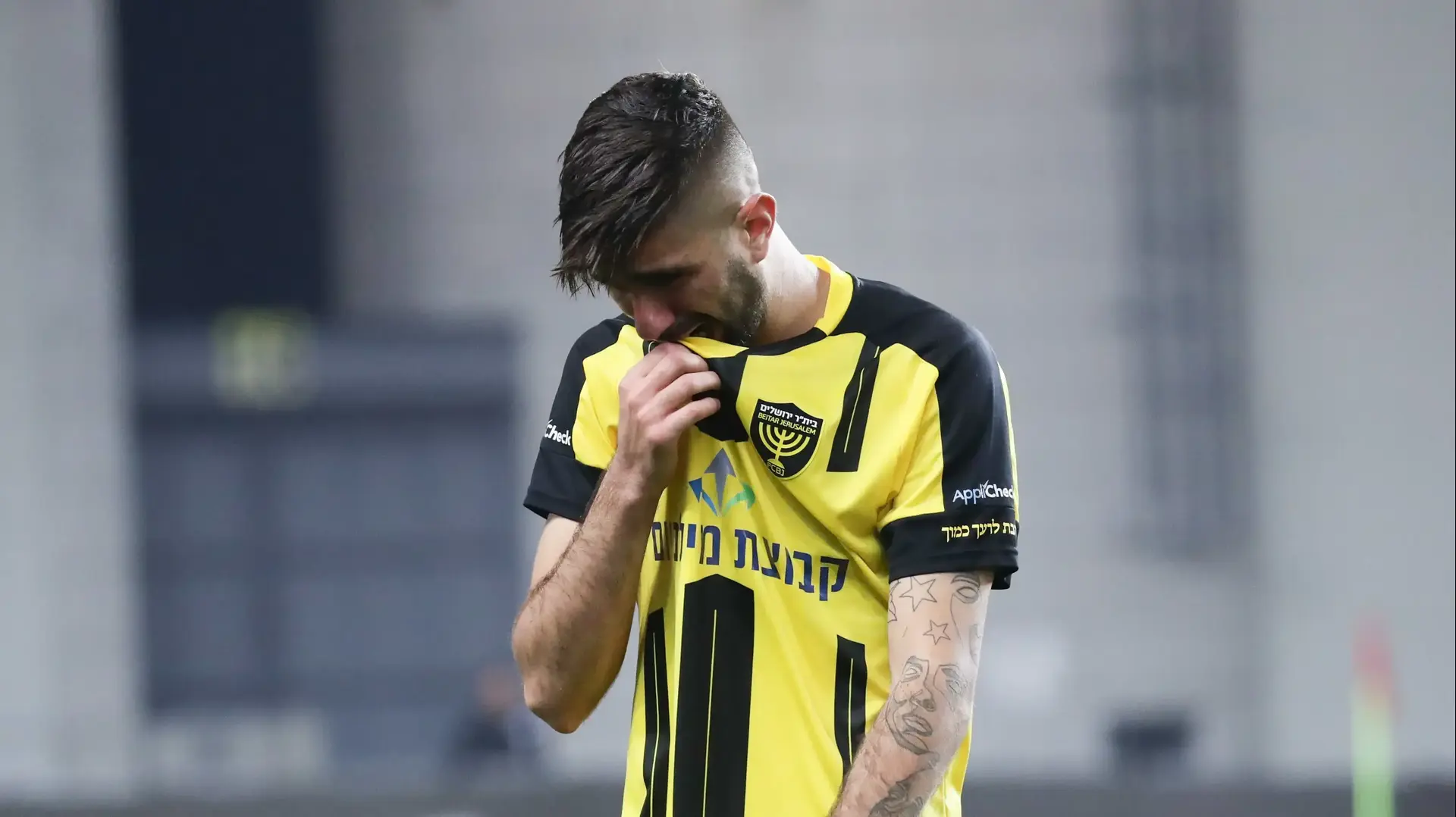 שי קונסטנטין שחקן בית"ר ירושלים עם שלום אדרי