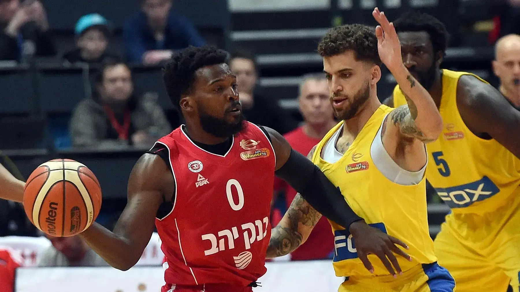 שחקן הפועל ירושלים שלווין מאק מול שחקן מכבי תל אביב סקוטי ווילבקין
