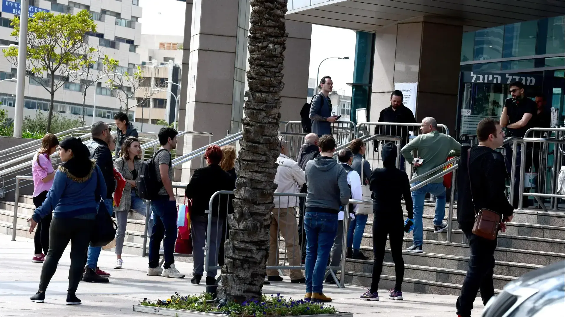 תורים ללשכת התעסוקה בעקבות גל הפיטורים לאחר הנחיות משרד הבריאות בעקבות נגיף הקורונה 17 במרץ 2020
