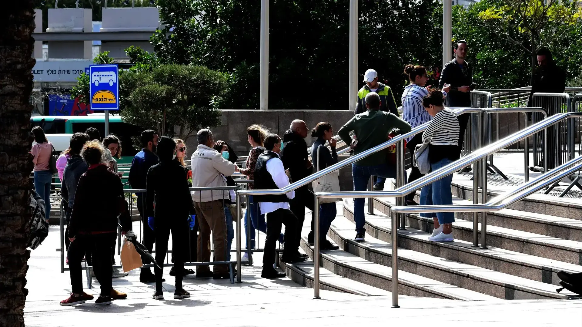 תורים ללשכת התעסוקה בעקבות גל הפיטורים לאחר הנחיות משרד הבריאות בעקבות נגיף הקורונה 17 במרץ 2020 (צילום: ראובן קסטרו)