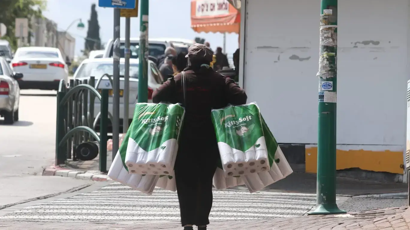 תושבים מצטיידים בנייר טואלט, חדרה, 20 במרץ 2020