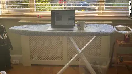 עמדת עבודה מאולתרת מהבית