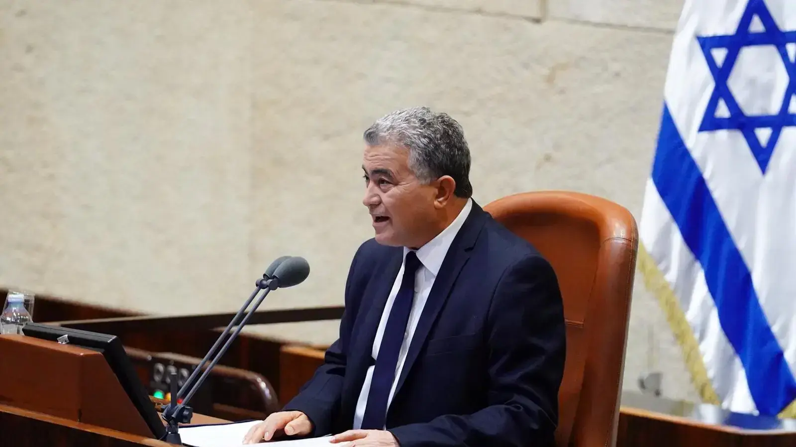 יו"ר הכנסת הזמני, עמיר פרץ במהלך הצבעה על בחירת יו"ר קבוע, כנסת, ירושלים 26 במרץ 2020