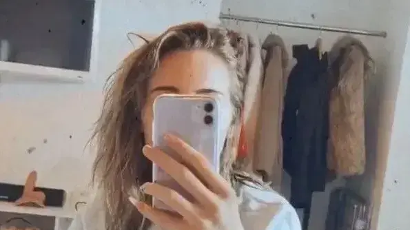 כוכבת רשת חושפת משהו מביך מאחוריה