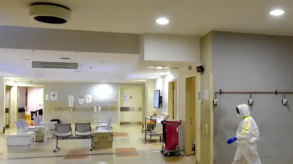 חדר מיון ריק בבית חולים בפארמה בצפון איטליה