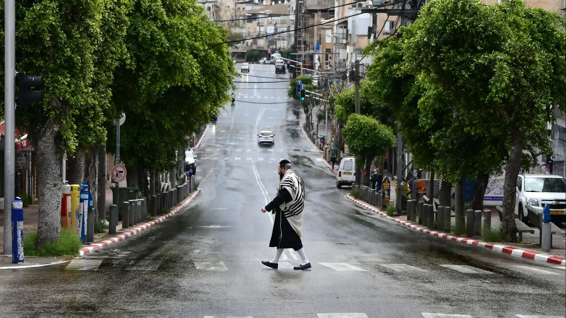 מתפללים בבני ברק, 10 באפריל 2020 מתפללים בבני ברק, 10 באפריל 2020