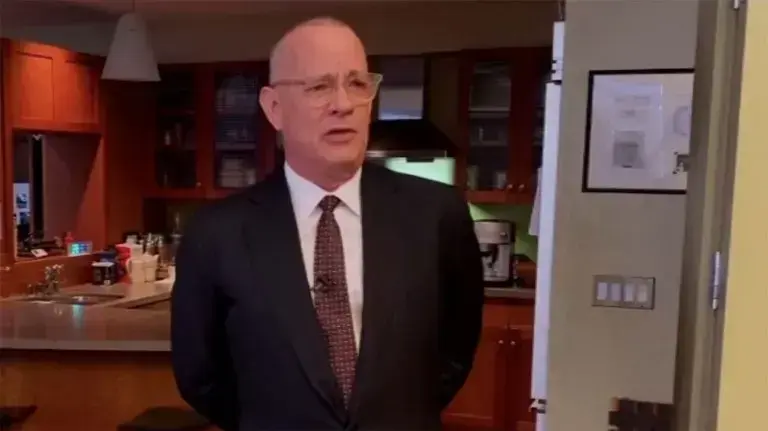 טום הנקס כמגיש אורח של "סאטרדיי נייט לייב" במהדורה מיוחדת על רקע התפשטות וירוס הקורונה, משדר מביתו