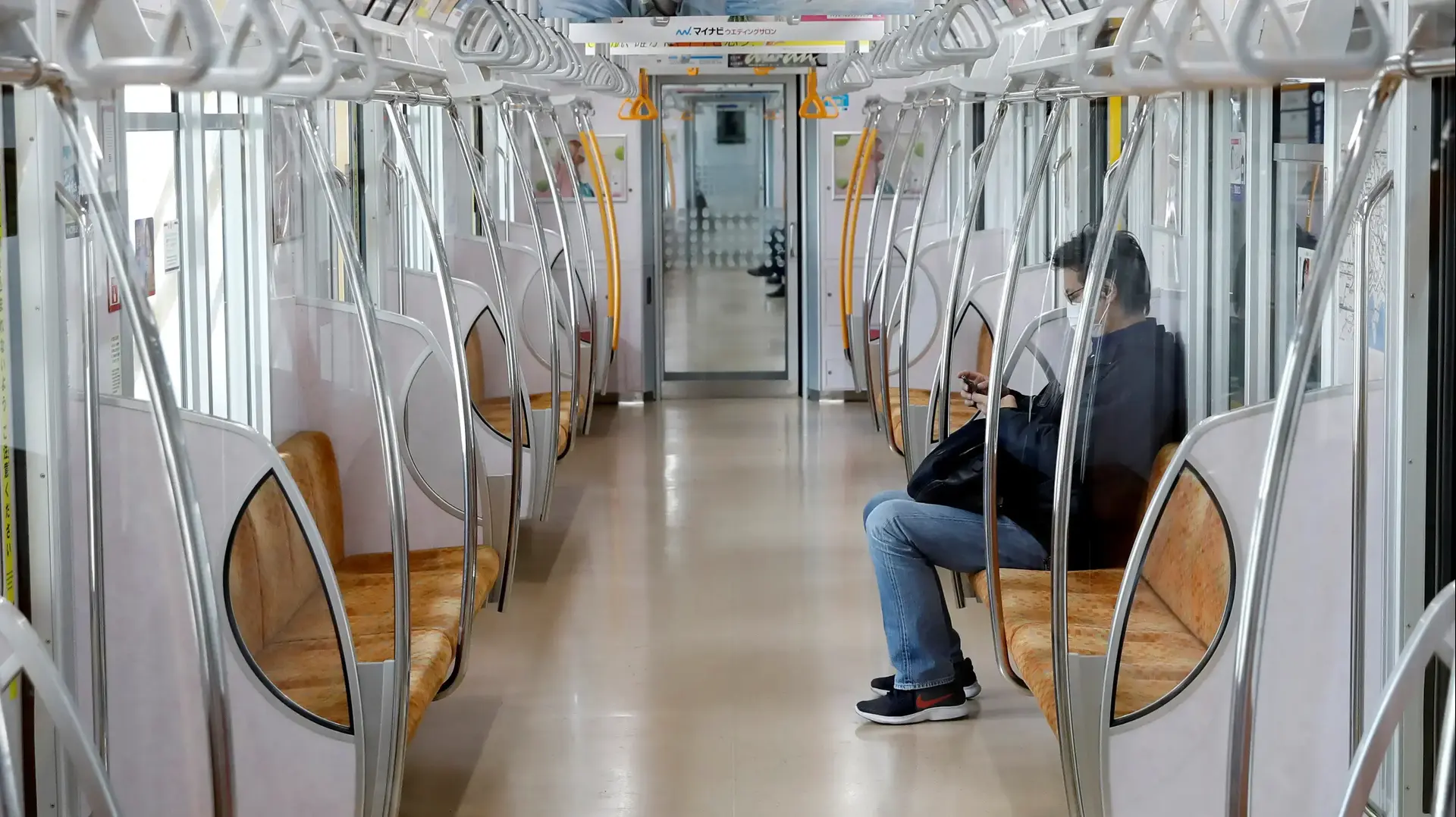 אדם נוסע ברכבת התחתית בטוקיו, יפן, בעיצומו של משבר הקורונה. 16 באפריל 2020