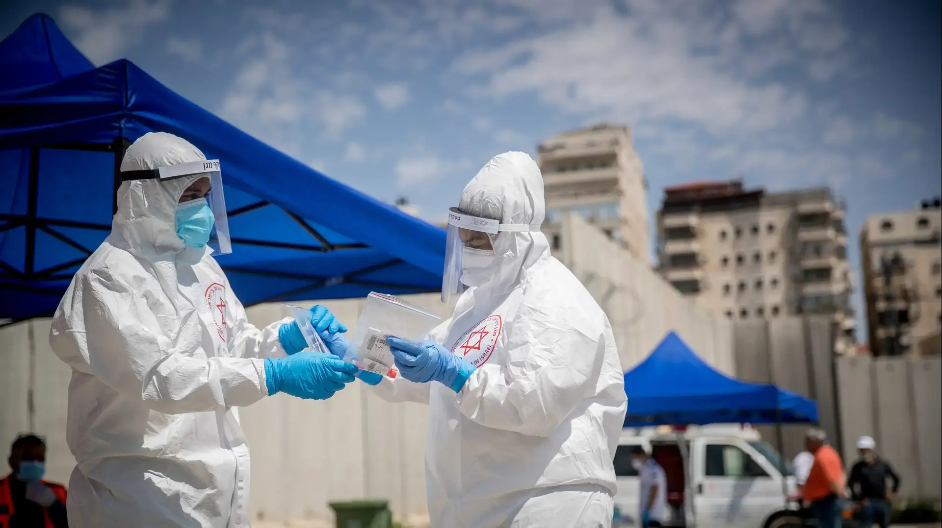 עובדי רפואה של מד"א באתר לאיסוף דגימות לגילוי קורונה, בסמוך למחנה הפליטים שועפט, ירושלים. 16 באפריל, 2020