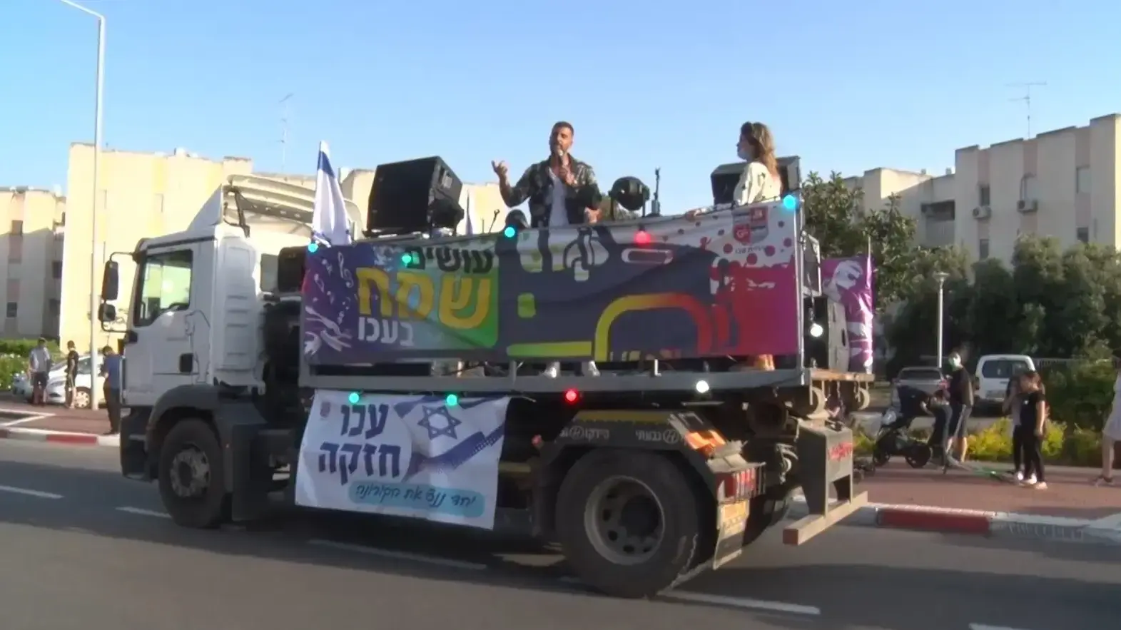 הזמר רגב הוד מופיע על משאית בפני מרפסות בתקופת משבר הקורונה