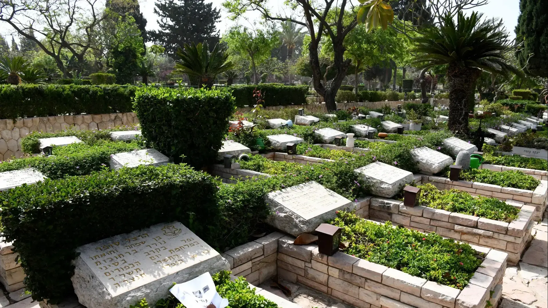בית הקברות הצבאי בקריית שאול לפני יום הזיכרון  לחללי צה"ל תש"ף, 22 באפריל 2020