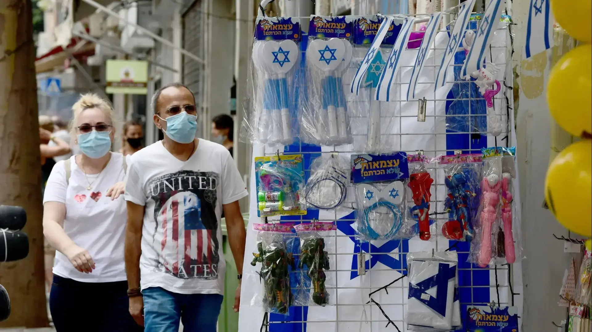 מכירת אביזרים ליום העצמאות בשוק לוינסקי בדרום תל אביב 24 באפריל 2020