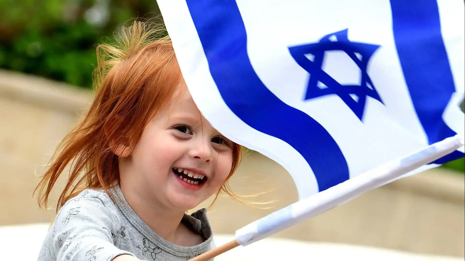 ילד אוחז בדגל ישראל לרגל יום העצמאות ה-72 למדינת ישראל 24 באפריל 2020 ילד אוחז בדגל ישראל לרגל יום העצמאות ה-72 למדינת ישראל 24 באפריל 2020