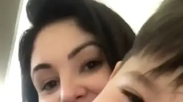 הבלוגרית לאורה מאזה עם בנה לוקה