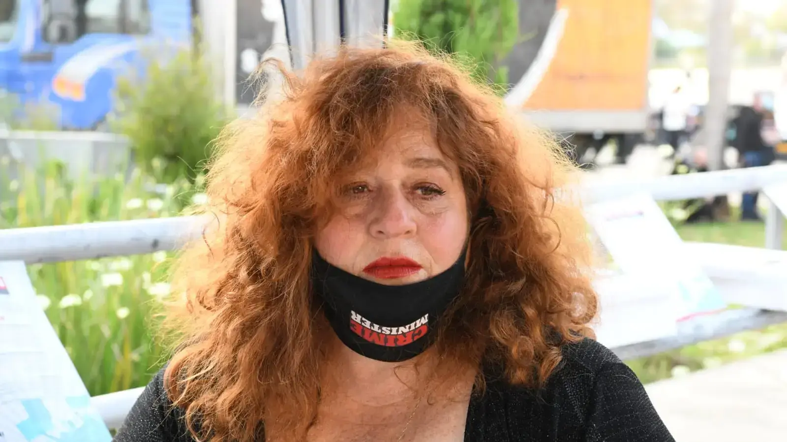 השחקנית אסתי זקהיים במחאת העצמאים, כיכר רבין תל אביב, 30 באפריל 2020