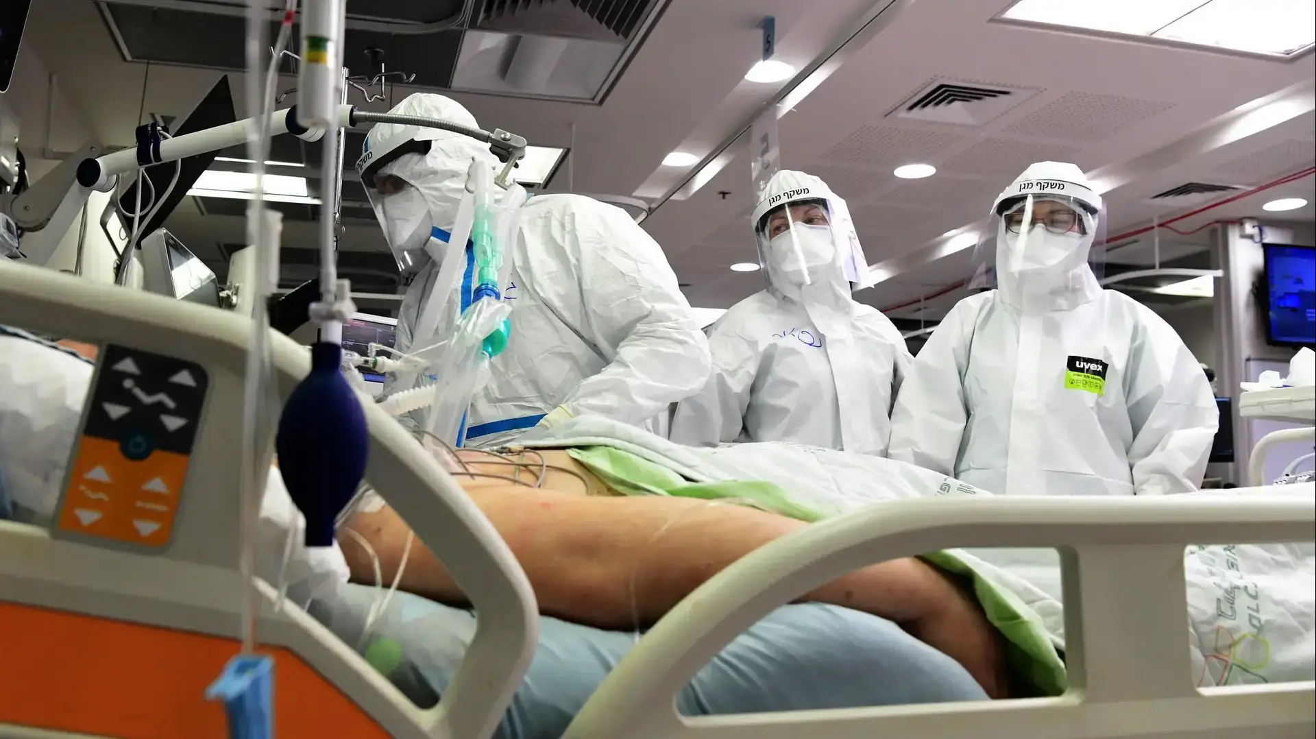מחלקה לטיפול בחולי קורונה בבית חולים השרון בפתח תקווה 4 במאי 2020 (צילום: ראובן קסטרו) מחלקה לטיפול בחולי קורונה בבית חולים השרון בפתח תקווה 4 במאי 2020 (צילום: ראובן קסטרו)