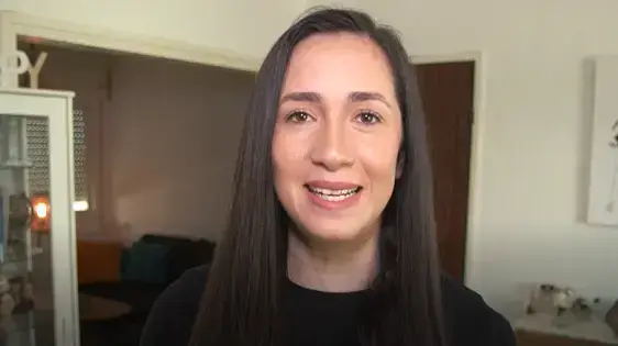 נטע ריבקין מעניקה מתנה לאימא שלה לכבוד יום האם הבינל'