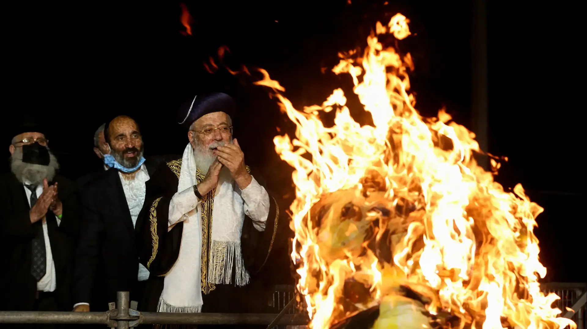 הרב הראשי שלמה עמאר בהדלקת מדורות ל"ג בעומר בקבר הרשב"י, מירון, 11 במאי 2020 הרב הראשי שלמה עמאר בהדלקת מדורות ל"ג בעומר בקבר הרשב"י, מירון, 11 במאי 2020