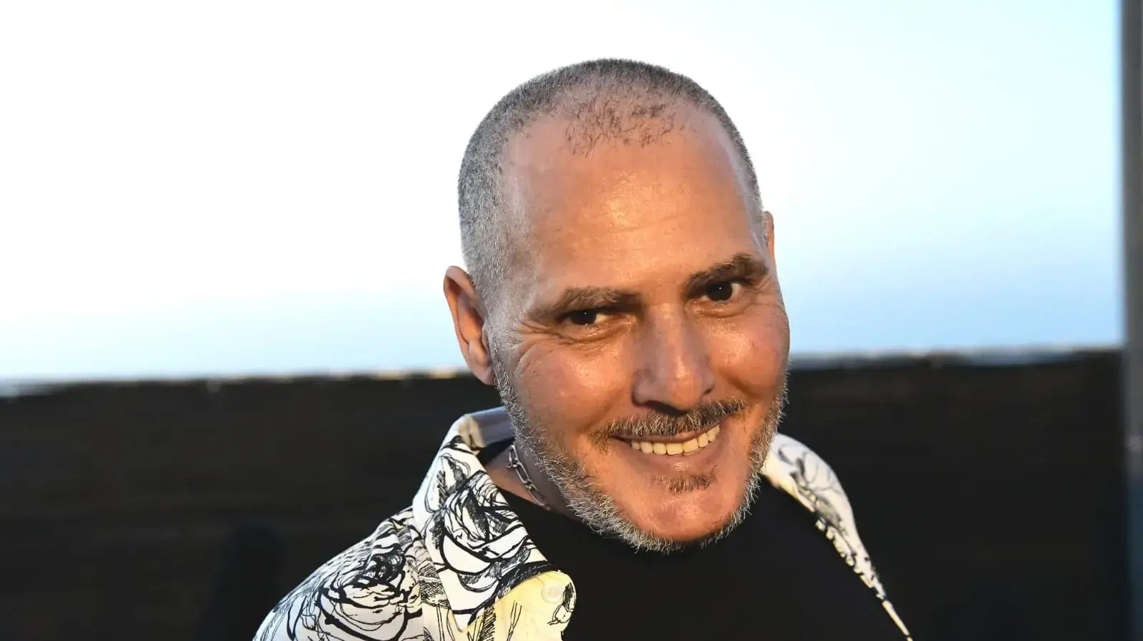 מופע "מאחורי הקלעים" למען עובדי תעשיית המוזיקה בגן צ'ארלס קלור, ישי לוי