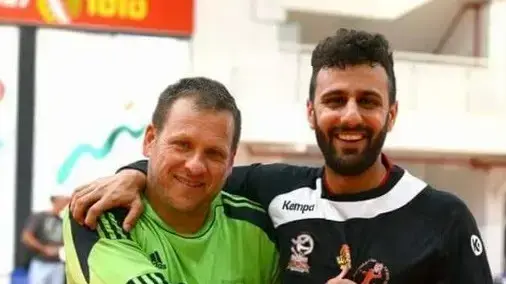 שוערי הכדוריד מושיקו אלימלך (מימין) עם אביו טולי ליבגוט