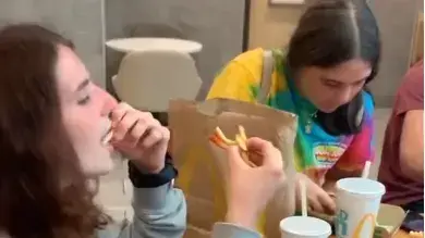 צעירה עם תסמונת טורט שהעלתה לטיק טוק סרטון שלה אוכלת בחוץ