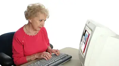 קשישה גולשת באינטרנט