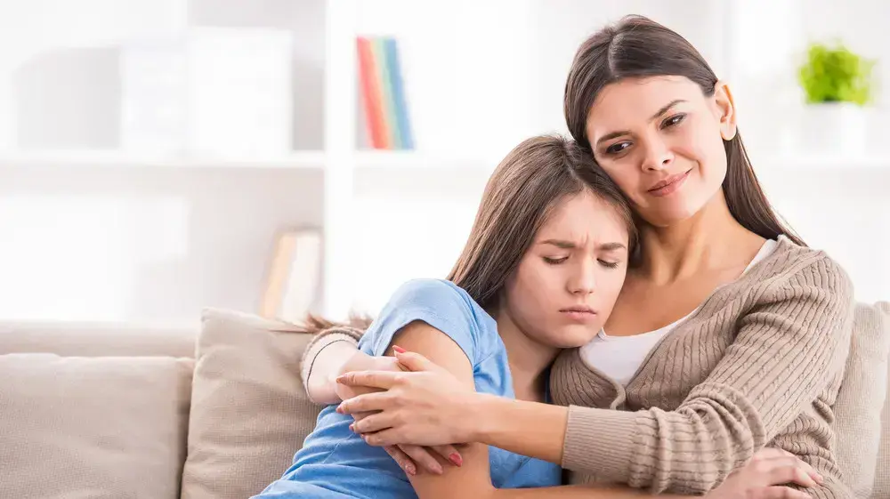 אמא מחבקת ילדה מתבגרת אמא מחבקת ילדה מתבגרת