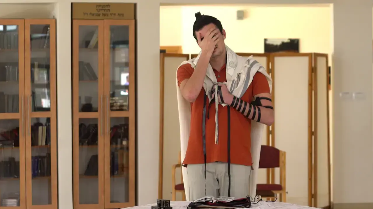רפאל, פעיל עמותת 'חברותא' הפועלת למען דתיים, חברי הקהילה הגאה.
