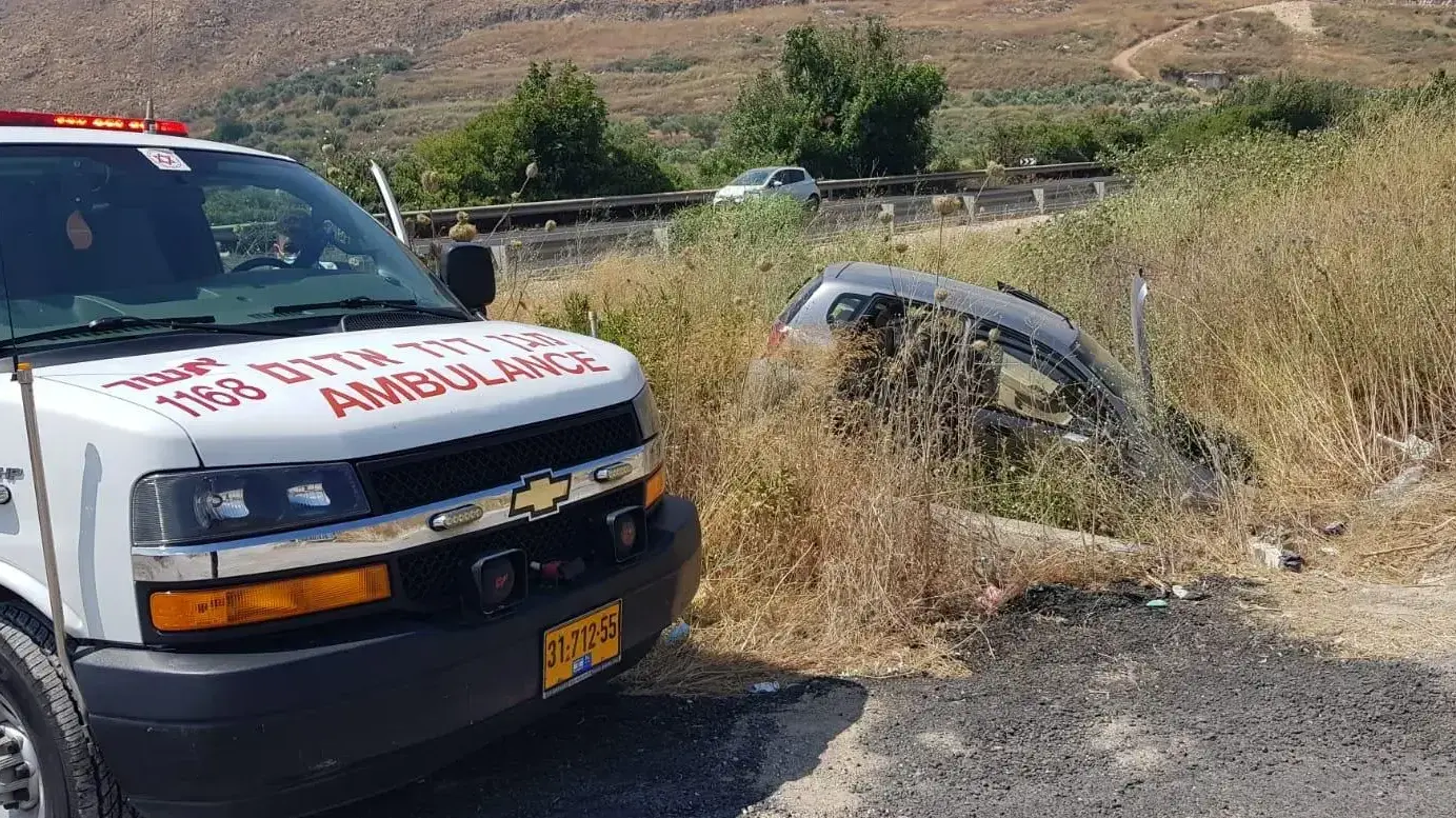 זירת התאונה בה נפצע נער בן 14 בהידרדרות רכב לתעלה סמוך לצומת כרמיאל. 29 ביוני 2020