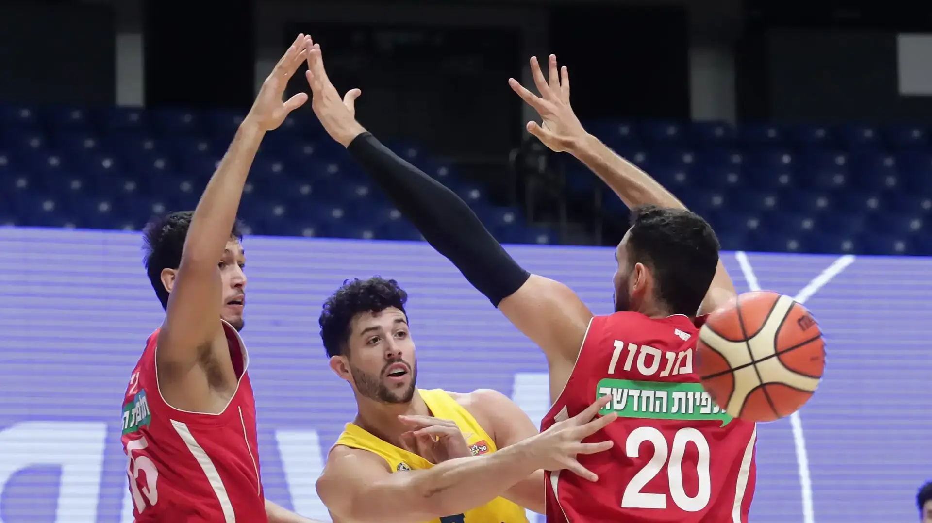 שחקן מכבי תל אביב אנג'לו קלויארו מול שחקן הפועל ירושלים עידן זלמנסון ומול נמרוד לוי שחקן מכבי תל אביב אנג'לו קלויארו מול שחקן הפועל ירושלים עידן זלמנסון ומול נמרוד לוי