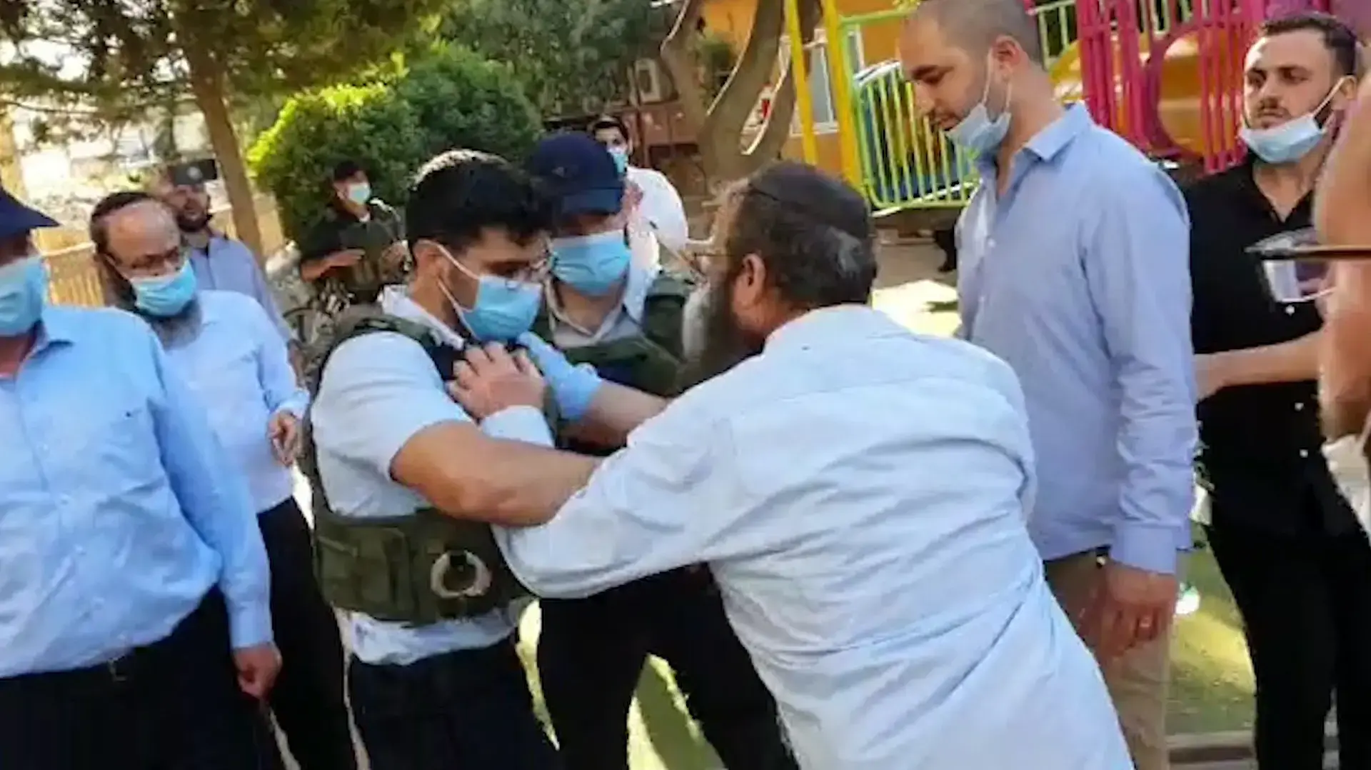 עימות אלים בין מאבטחיו של השר רפי פרץ לברוך מרזל במהלך סיור בחברון.