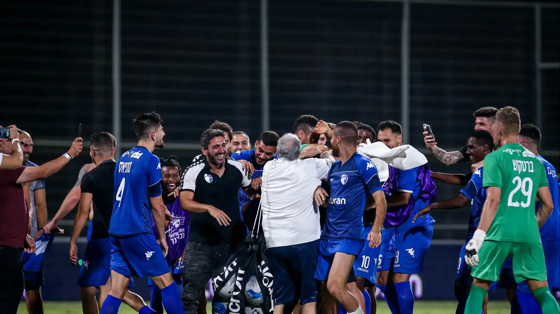 שחקני עירוני קרית שמונה חוגגים הישארות