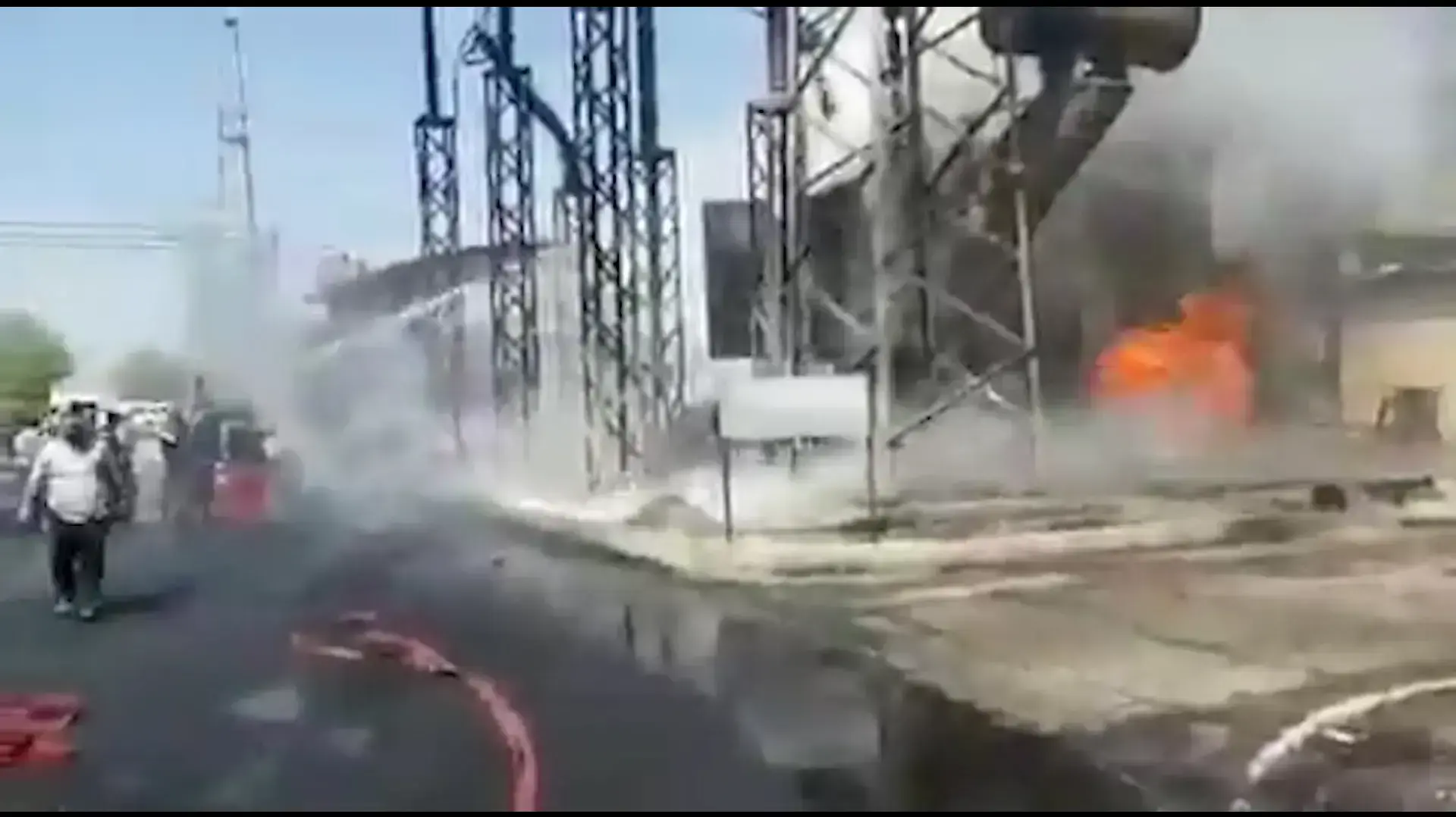 איראן: תיעוד ההרס שנגרם משריפה שפרצה בתחנת כוח בעיר אהוואז