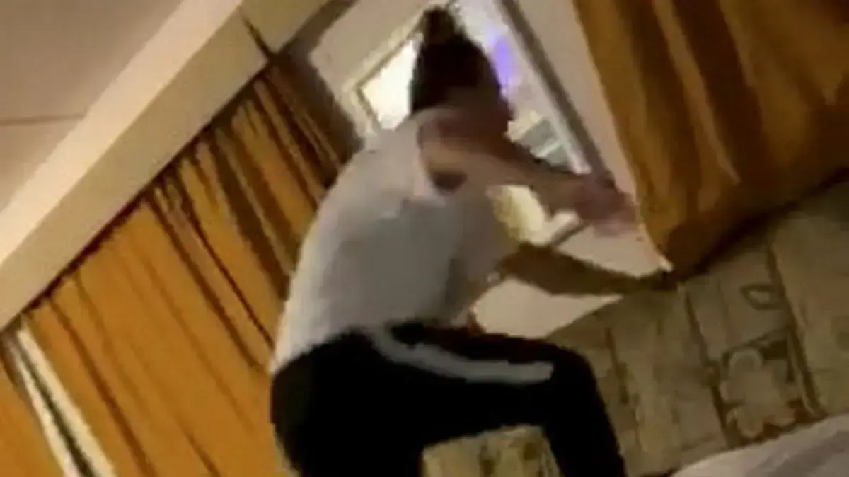 אשה נאכלת עי ספה