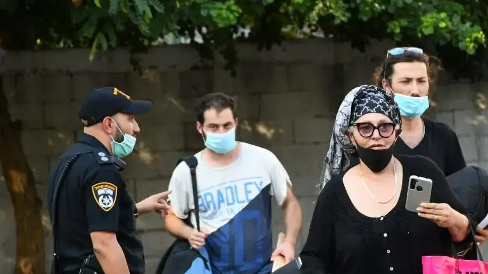 מיכל רנד מפגינה מול ביתה של צופית גרנט בתל אביב