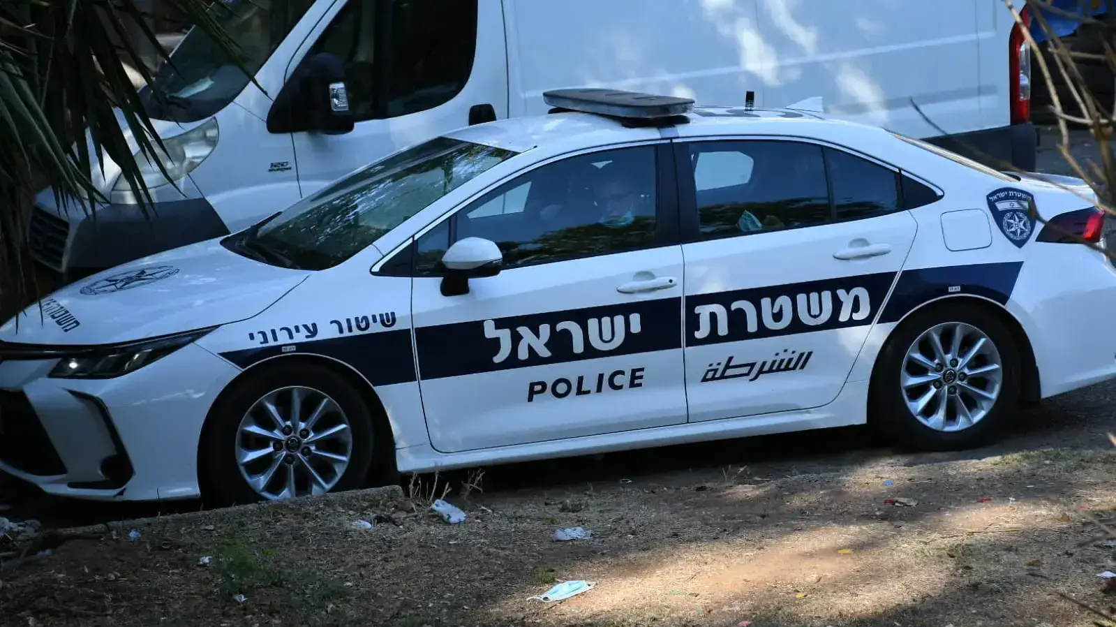 ניידת משטרה, מיכל רנד מפגינה מול ביתה של צופית גרנט בתל אביב