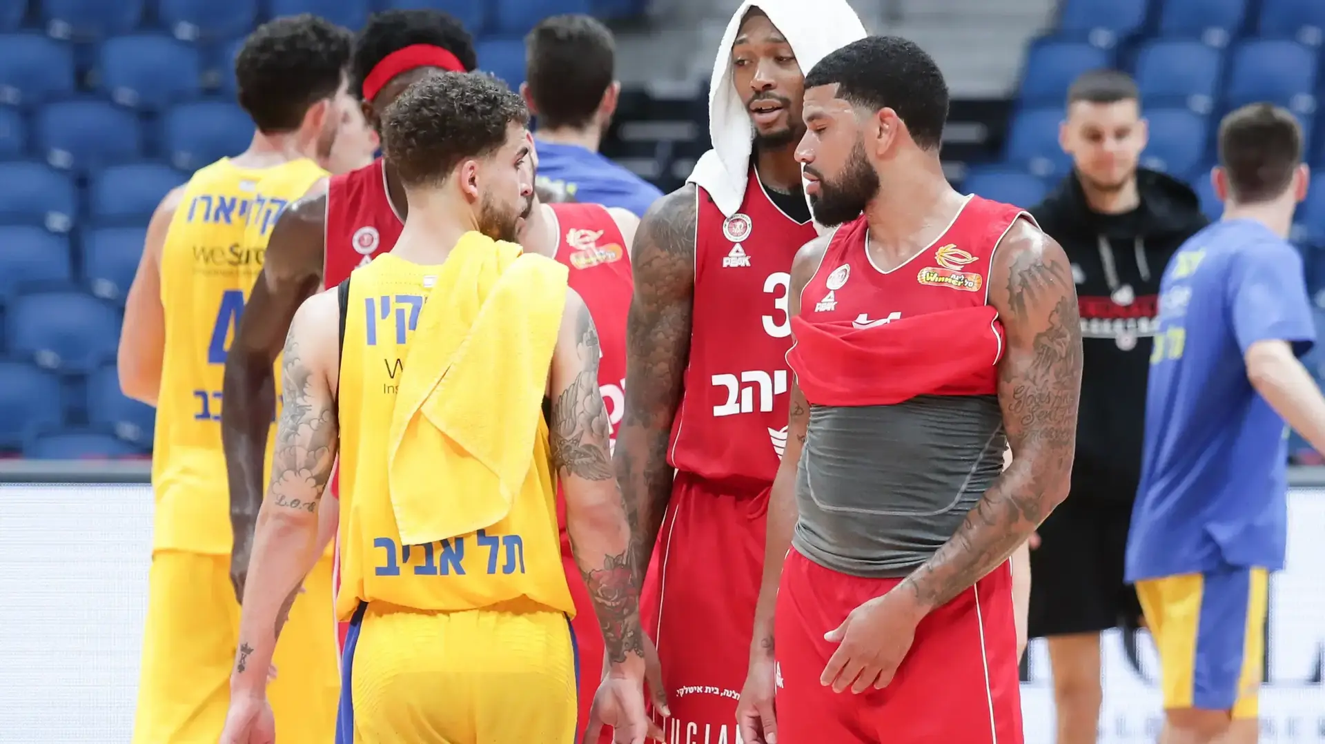 שחקן הפועל ירושלים ג'יימס פלדין מול שחקן מכבי תל אביב סקוטי ווילבקין בסיום המשחק
