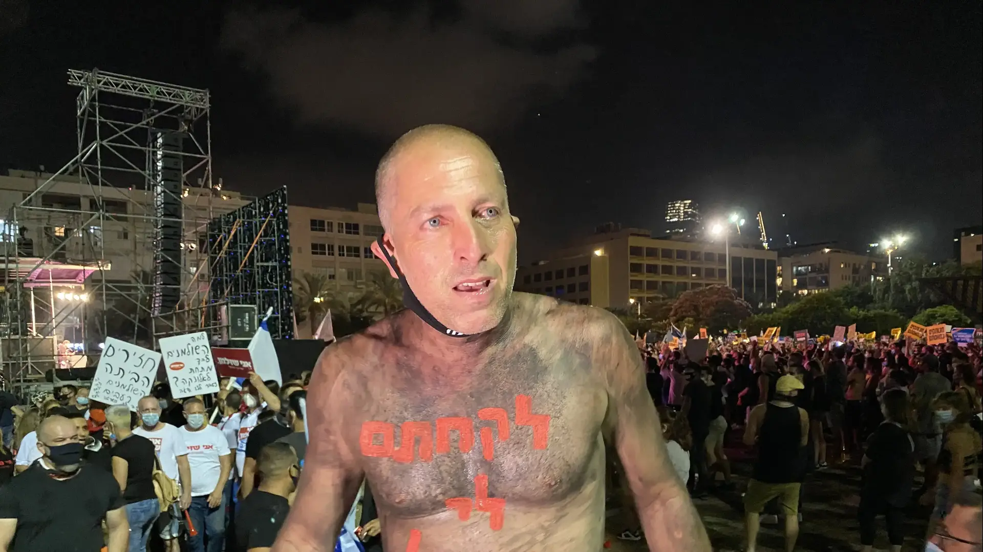 ניר קפלן, מייסד ומנהל "קרקס פלורנטין", בהפגנת המחאה על המשבר הפיננסי בעקבות נגיף הקורונה, בכיכר רבין בתל אביב, 11 ביולי 2020