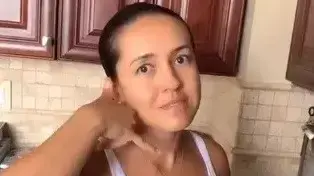 אשה עושה סימן של דיבור בטלפון עם הידיים