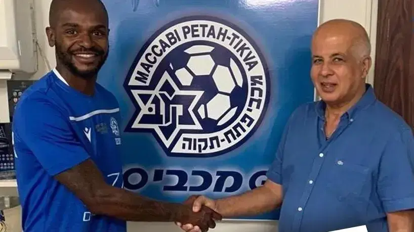 מרכוס דיניז שחקן מכבי פתח תקוה עם אבי לוזון