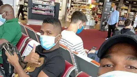 עומאר בראון (מימין) עם ארמנדו קופר, לקראת חתימה בשורות הפועל תל אביב