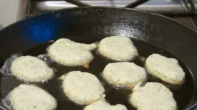 טיגון סופגניות שטוחות טיגון סופגניות שטוחות