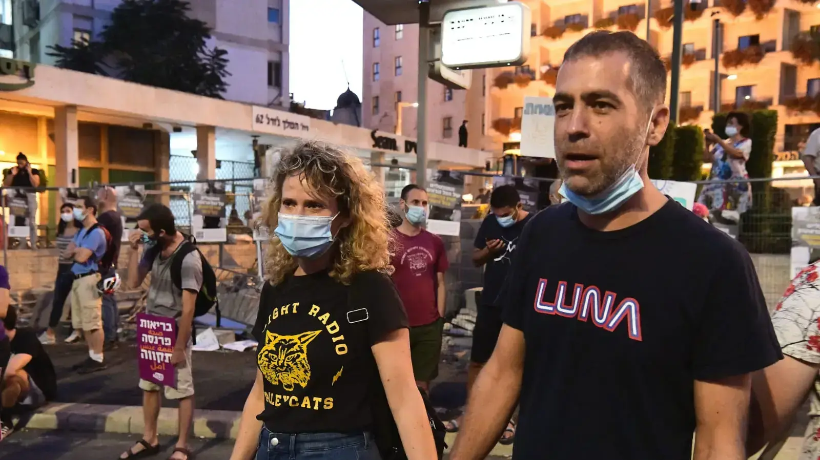 יהלי סובול ואשתו מפגינים נגד ראש הממשלה בנימין נתניהו מחוץ לבלפור, ירושלים, 25 ביולי 2020