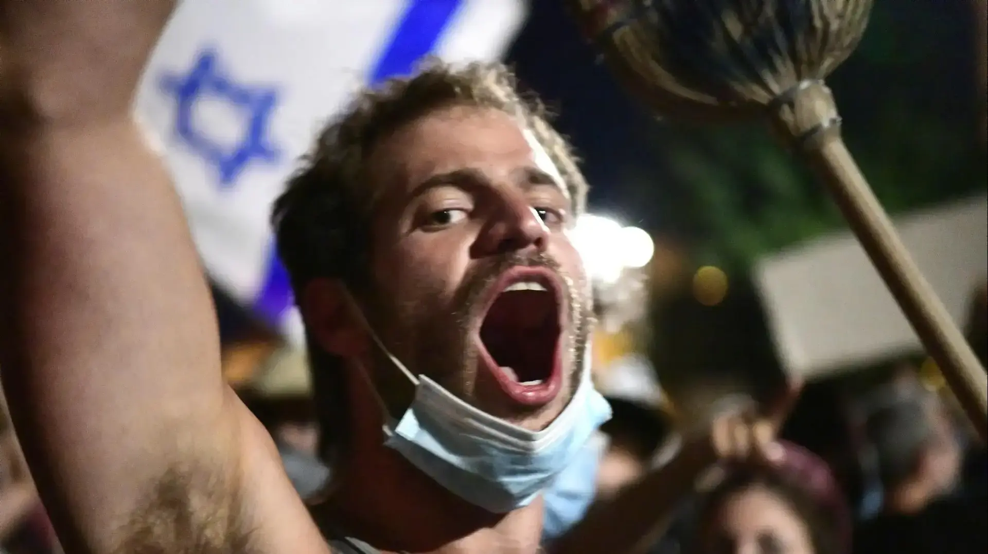 מפגינים נגד ראש הממשלה בנימין נתניהו מחוץ לבלפור, ירושלים, 25 ביולי 2020