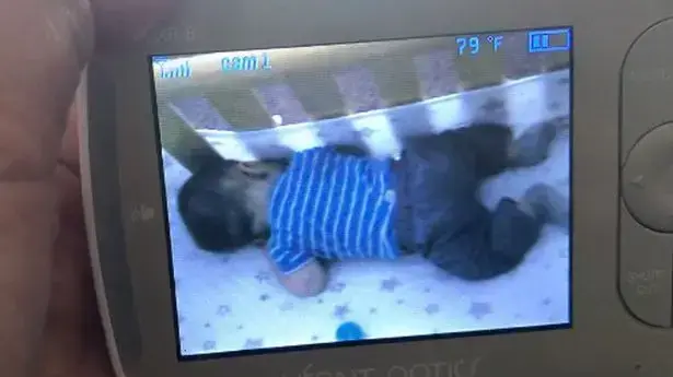 תיעוד ביזארי במצלמת האינטרקום של התינוק