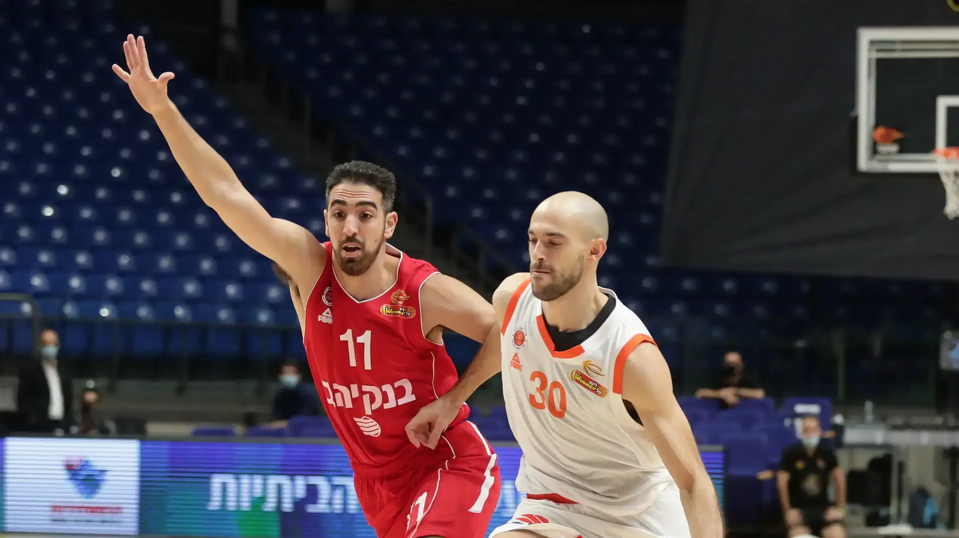 שחקן מכבי ראשון לציון נמרוד טישמן מול שחקן הפועל ירושלים בר טימור