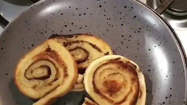 אבא מכין סינמון רול משאריות לחם