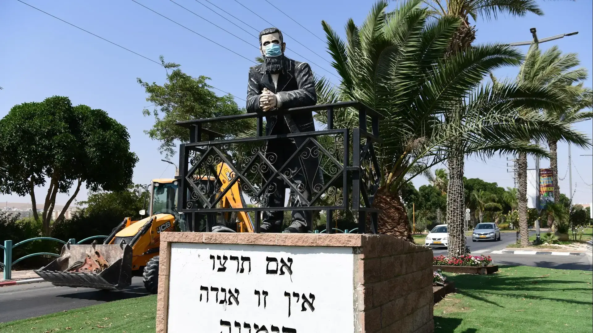 פסלו של הרצל בכניסה לדימונה 29
23 ביולי 2020